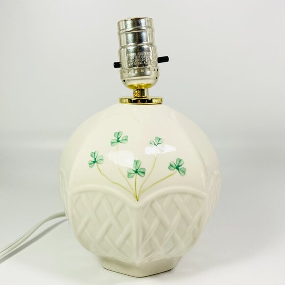 RARE !! Vintage Belleek Ireland Shamrock Table Lamp - Picture 2 of 6